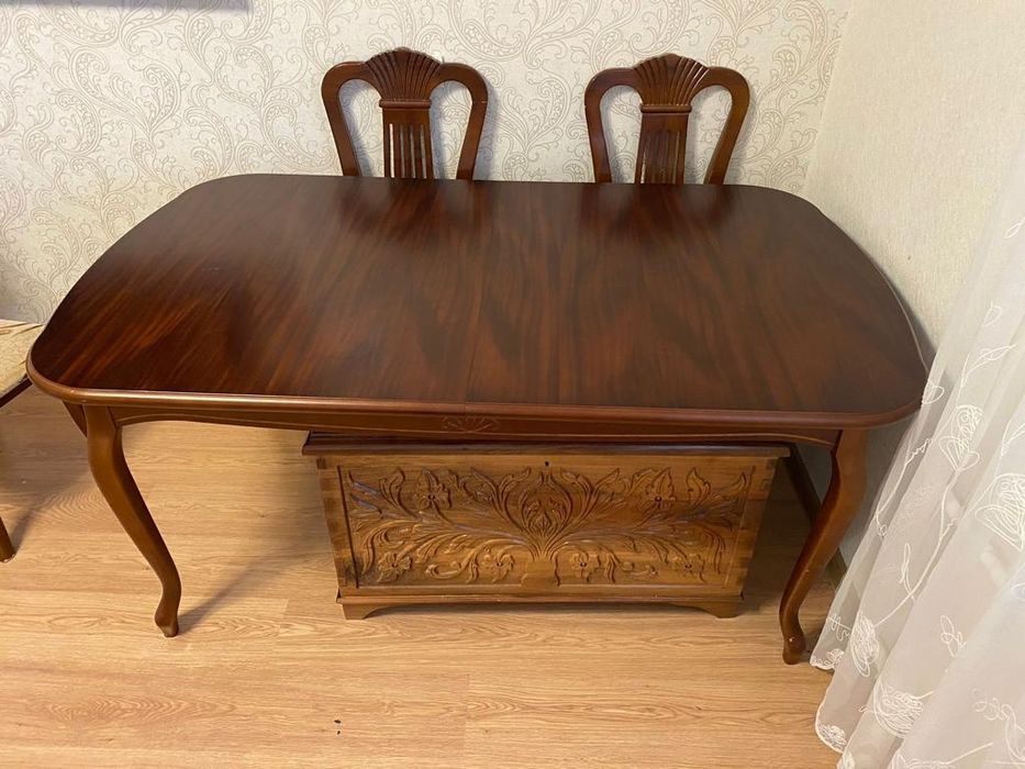 Обеденный стол без стульев