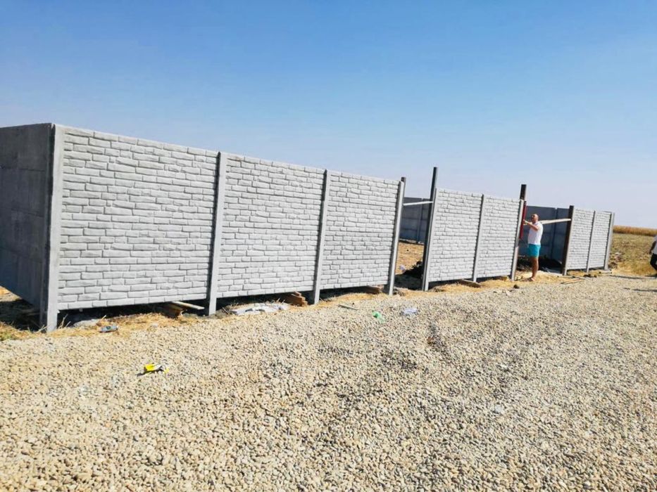 Gard beton din placi si stalpi