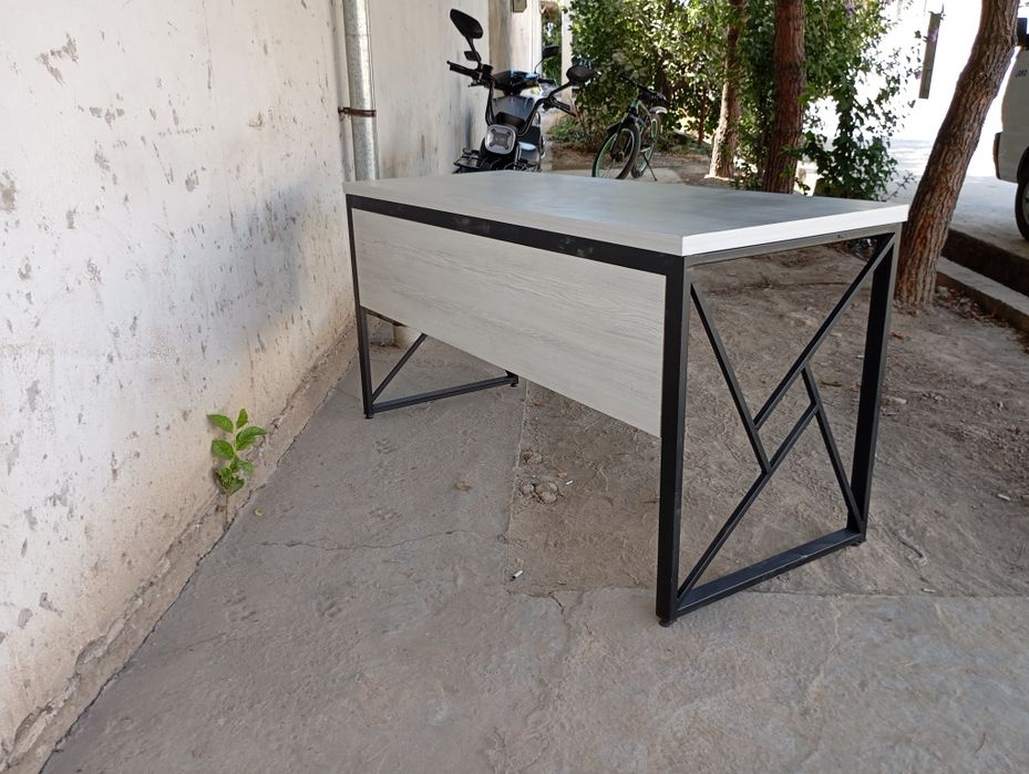 Парта. 600.000 имеются зал ожиданий диван. стулья. скамейки