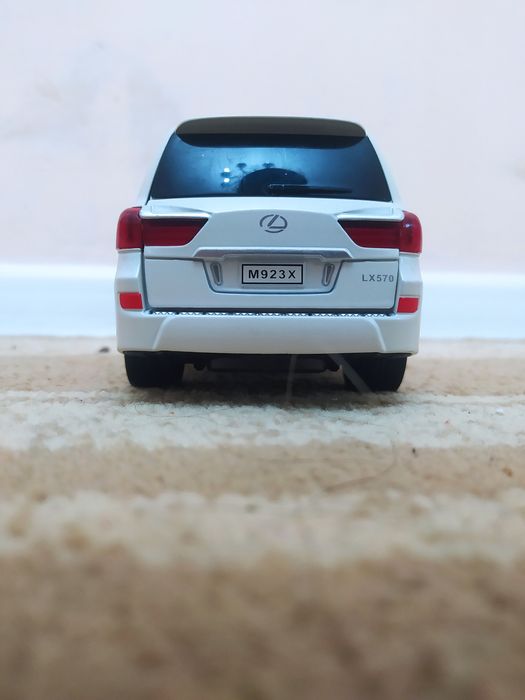 Игрушечная машина Lexus