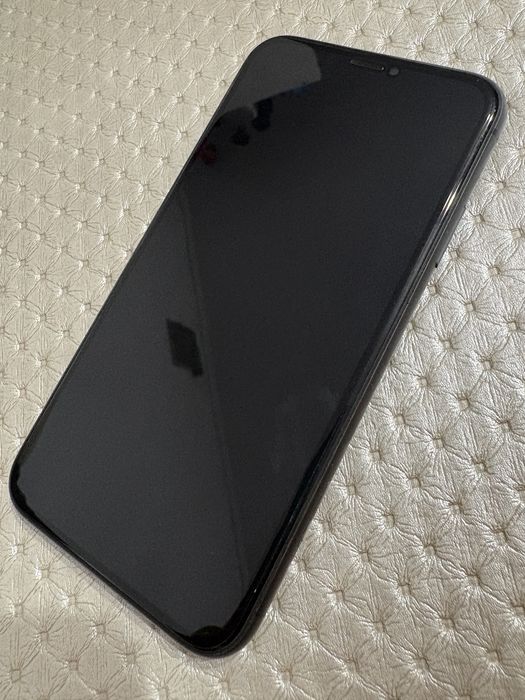 Vand Iphone 11 negru