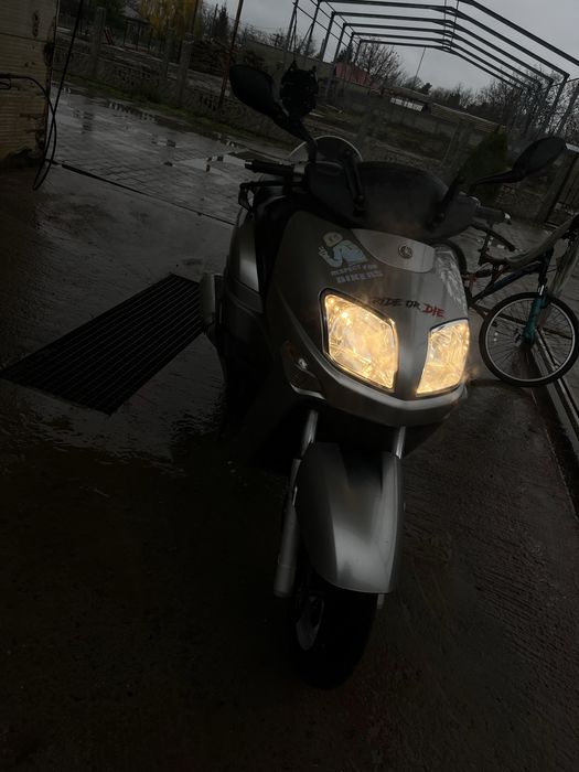 Vand sau schimb ! Yamaha versity 300cc