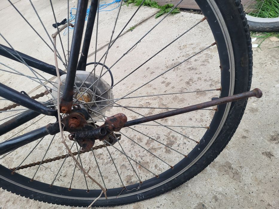 Bicicleta veche cu nevoi de reparații