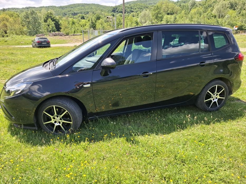 Vând Opel Zafira Tourer.