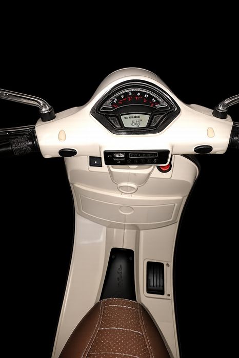 Акумулаторен мотоциклет Vespa 6V с фарове – в бежово-кафяв цвят