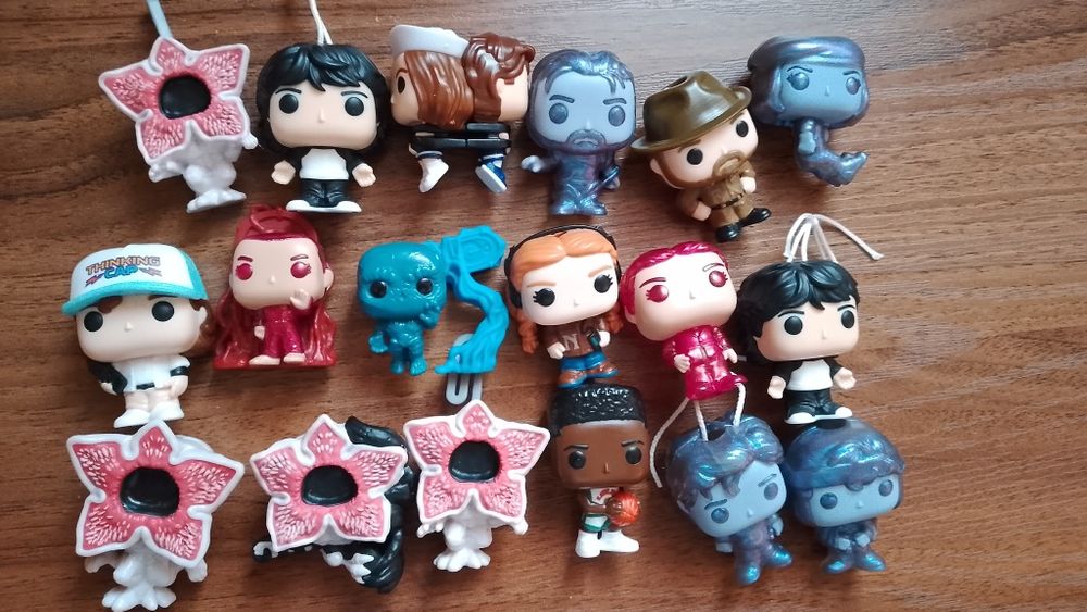 Продам фигурки очень странные дела