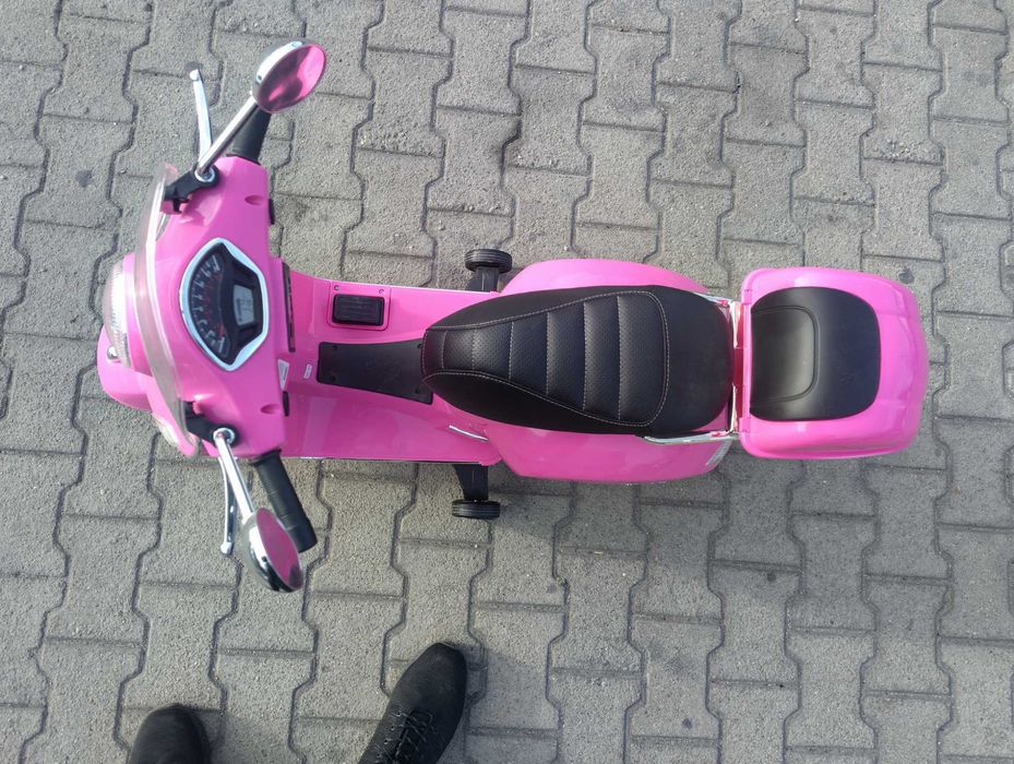 VESPA Акумулаторен мотор голям Vespa GTS Super Розов