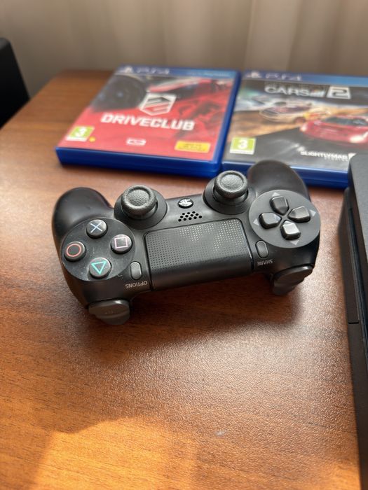 Ps4 с два джойстика и 6 игри към него