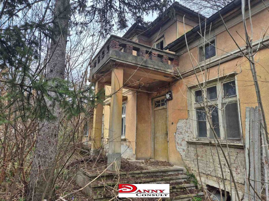 Двуетажна къща с двор в гр. Павликени