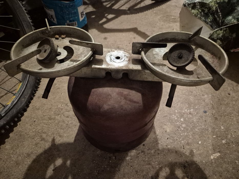 Vând butelie de voiaj cu doua arzătoare.