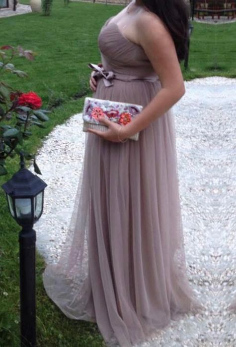 Елегантна рокля без презрамки със сатенен колан