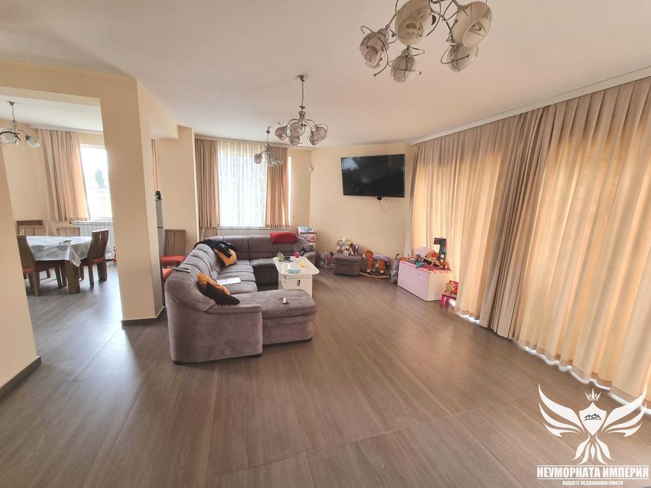 Продавам къща с РЗП 430кв. с двор 835кв. в гр. Пловдив, кв. Беломорски