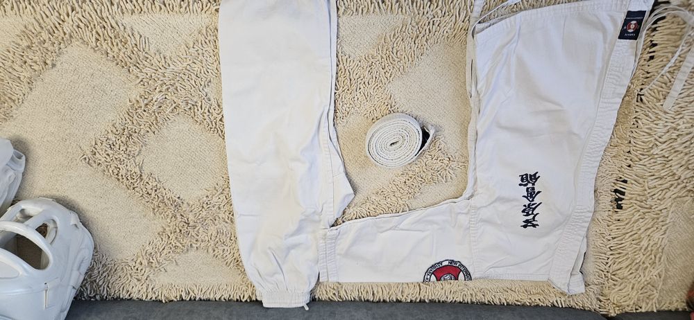 Форма каратэ с экипировкой