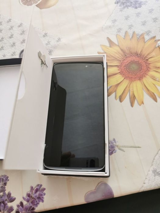 Vând telefoane noi