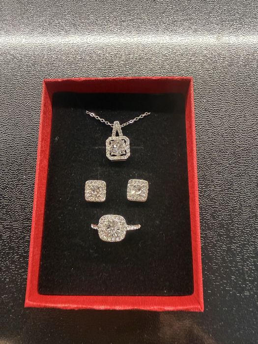 Бижутерия на подарок.