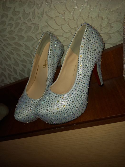 Продаю туфли  2 пары