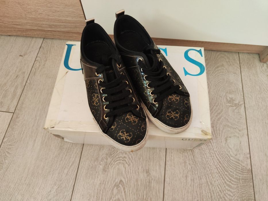 Оригинални маратонки кецове Guess В отлично състояние. 36 номер. С кут