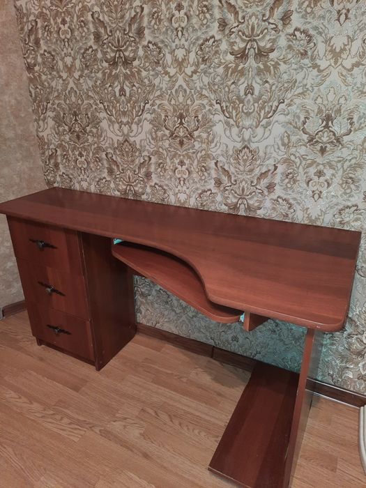 Продам компьютерный стол в хорошем состоянии