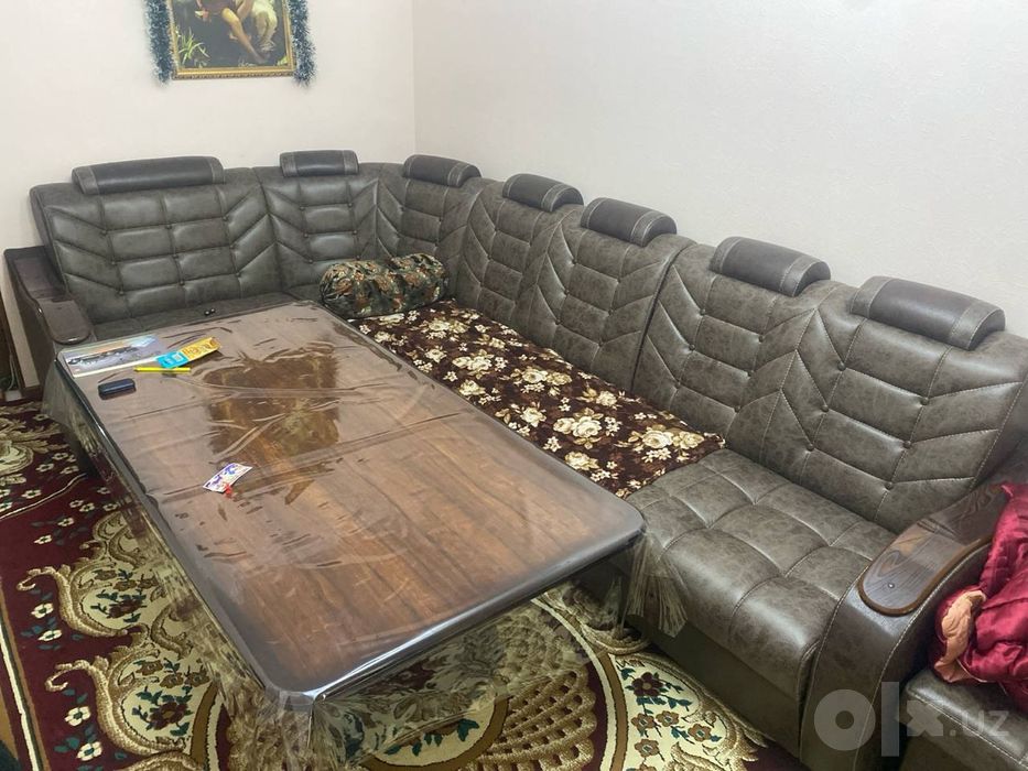 Большой мягкий уголок со столом и пуфиками