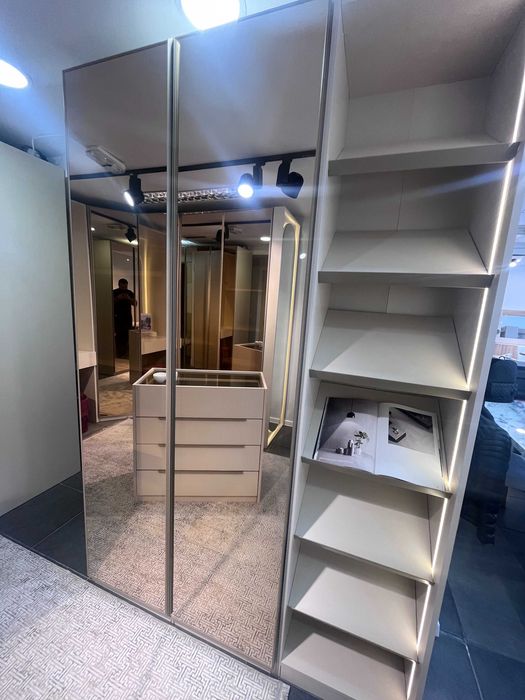 Модулен гардероб с огледална врата, LED осветление и закачалка – 50 см