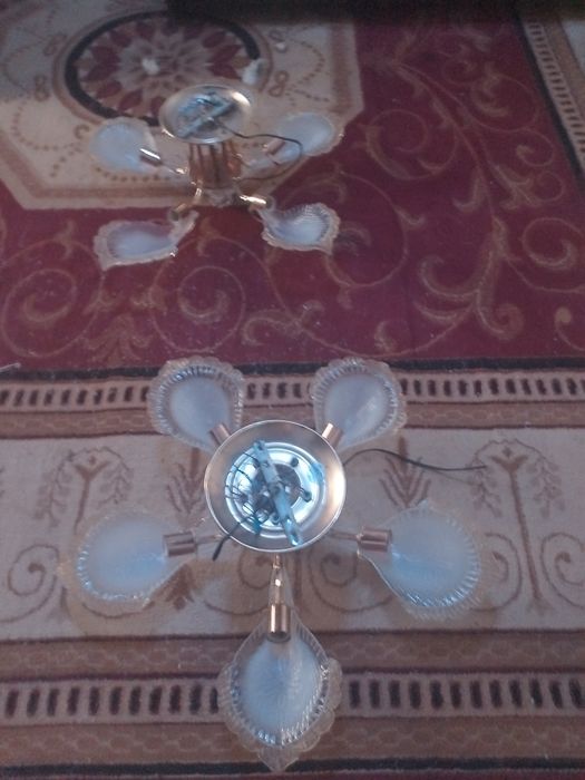 Бу люстра сотилади 2 штук