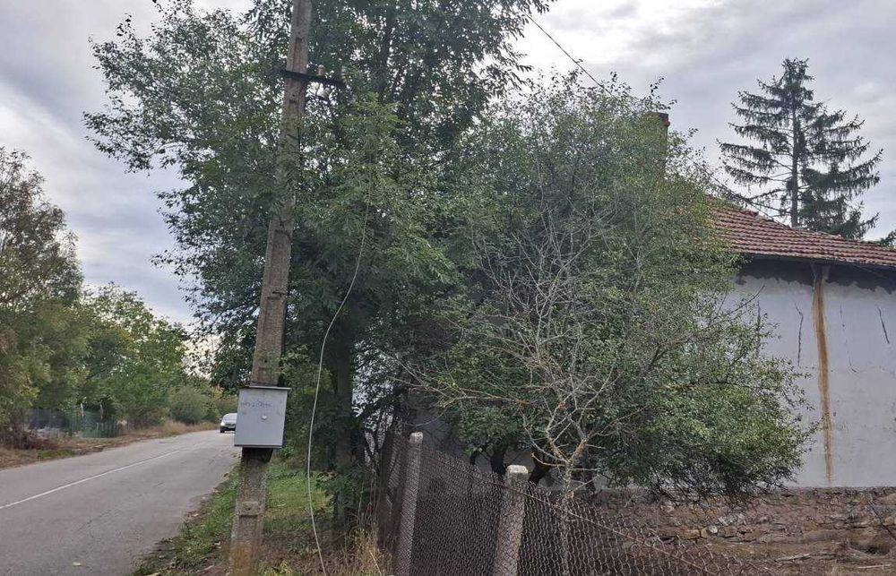 Продавам Къща с Двор/1500кв.м/  - с.Василовци обл.Софийска