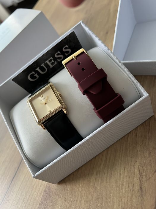 Нов дамски часовник GUESS със сменяема верижка