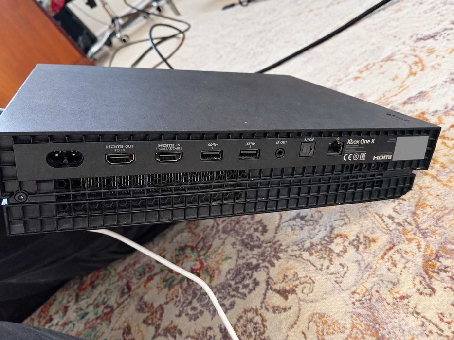 Xbox One X 1 TB, 4K HDR + 2 controllere