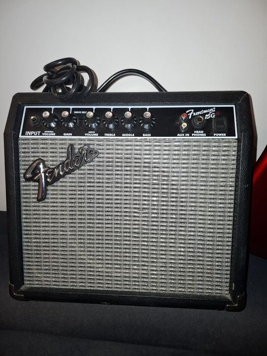 Электрогитара и комбоусилитель.