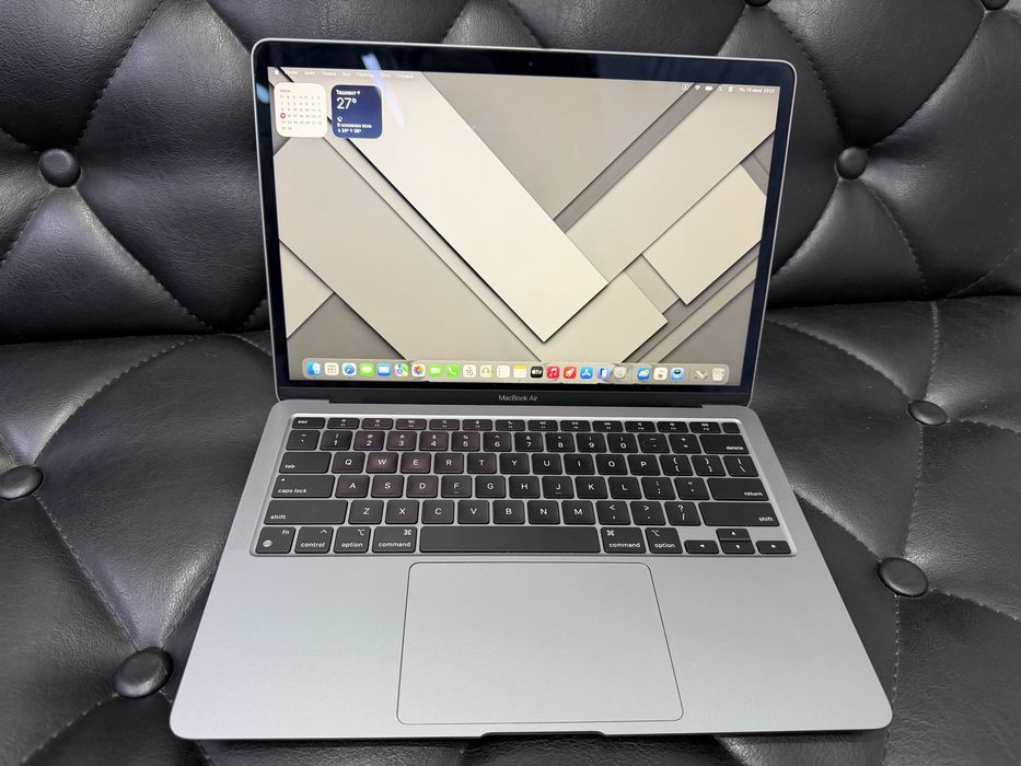 Apple MacBook Air M1 2020 года в среднем состояние  Американский