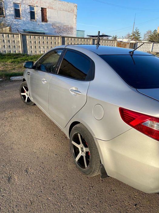 Продам машину Kia Rio 2012 года