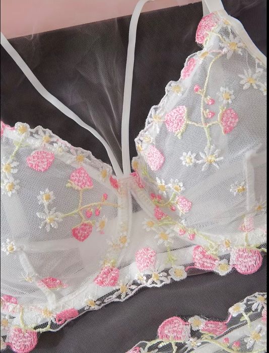 Комплект красиво мрежесто бельо с на горски плодове.