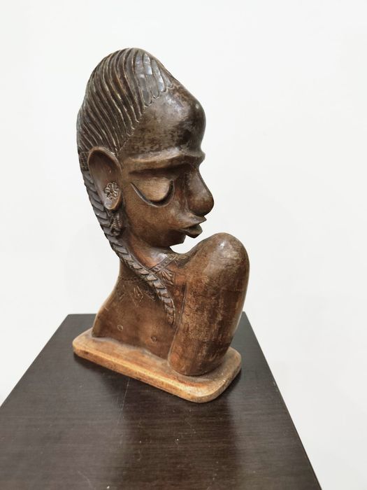 Африканска дървена скулптура – ръчно резбован арт предмет.