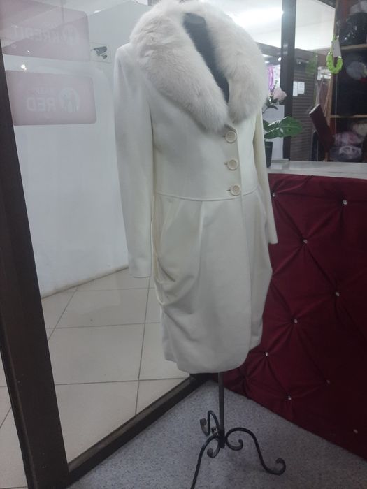 Белое кашемировое пальто