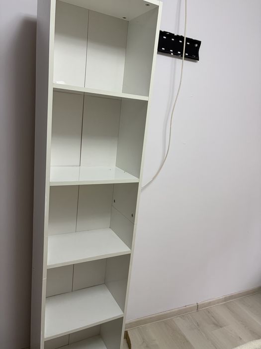 Vand mini biblioteca cu rafturi in stare foarte buna.