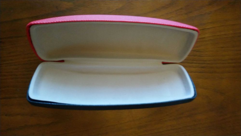 Кутия за очила червено - черна.