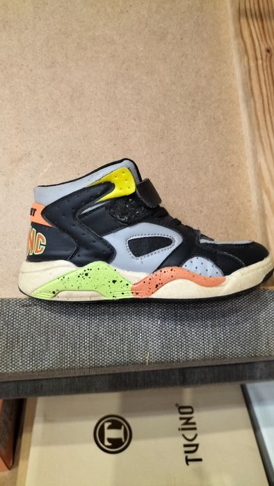 Продам ботинки  на 7-9 лет.