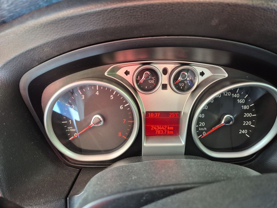 Продавам или бартер Форд Фокус комби