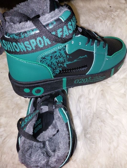 Vând adidași îmblănite noi în cutie