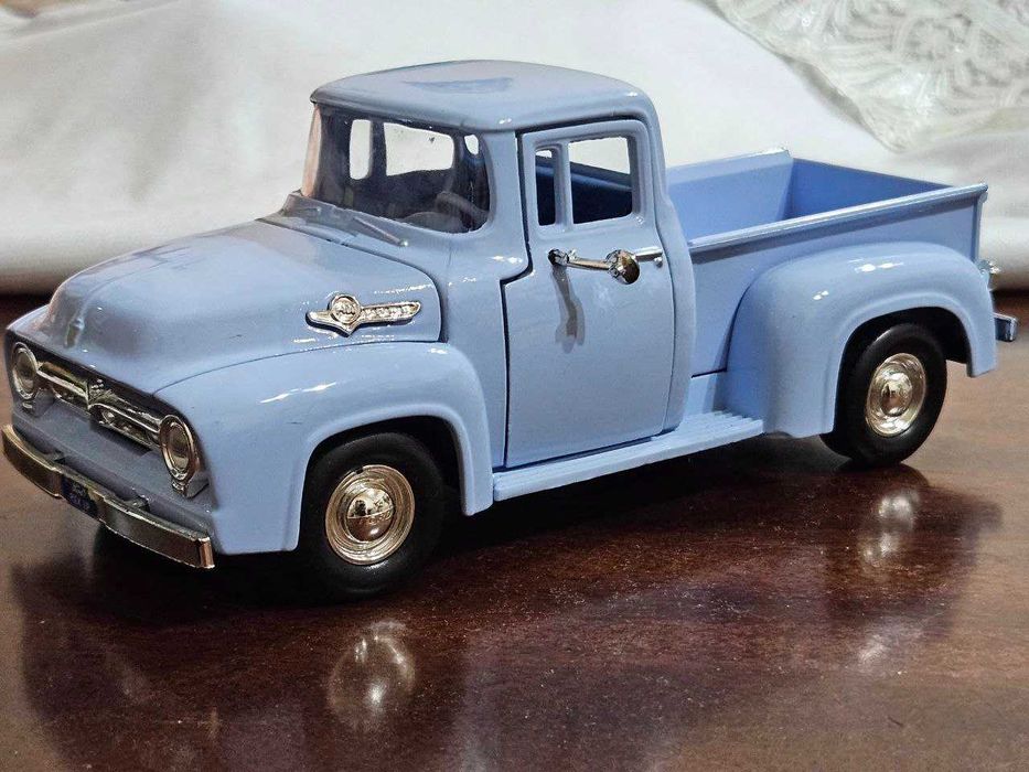 Коллекционная модель FORD PICKUP. Масштаб 1:24