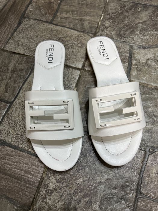 Шлепанцы,белого цвета