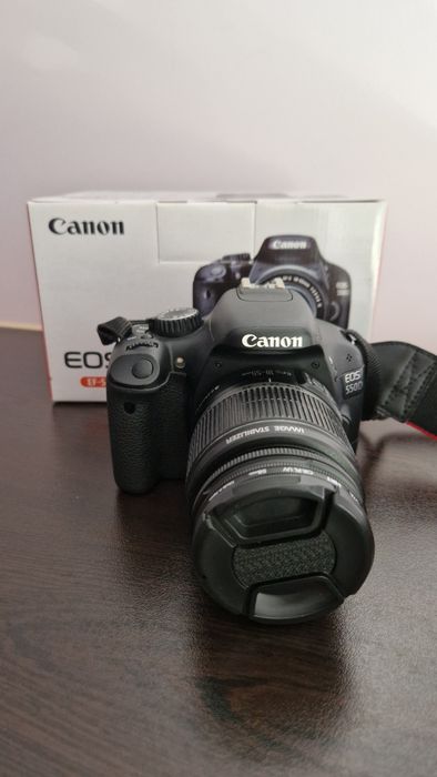 DSLR фотоапарат Canon EOS 550D + обектив 18-55mm + подаръци