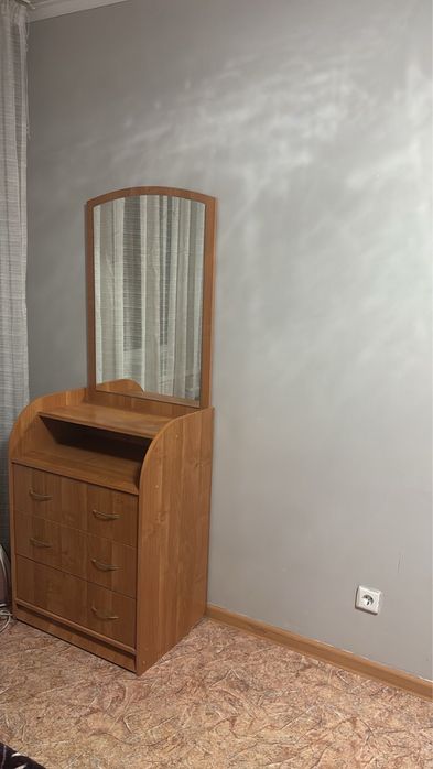 Кровать и зеркало