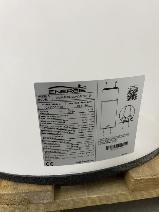 Boiler cu pompa de caldura de 110 litri pentru apa calda menajera