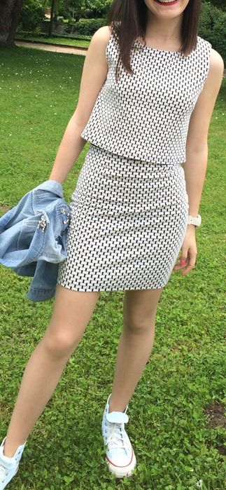 Рокля по тялото в черно и бяло