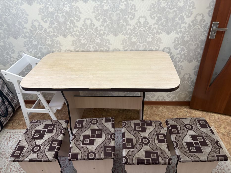 Кухонный стол и  четыре стула  ( набор)