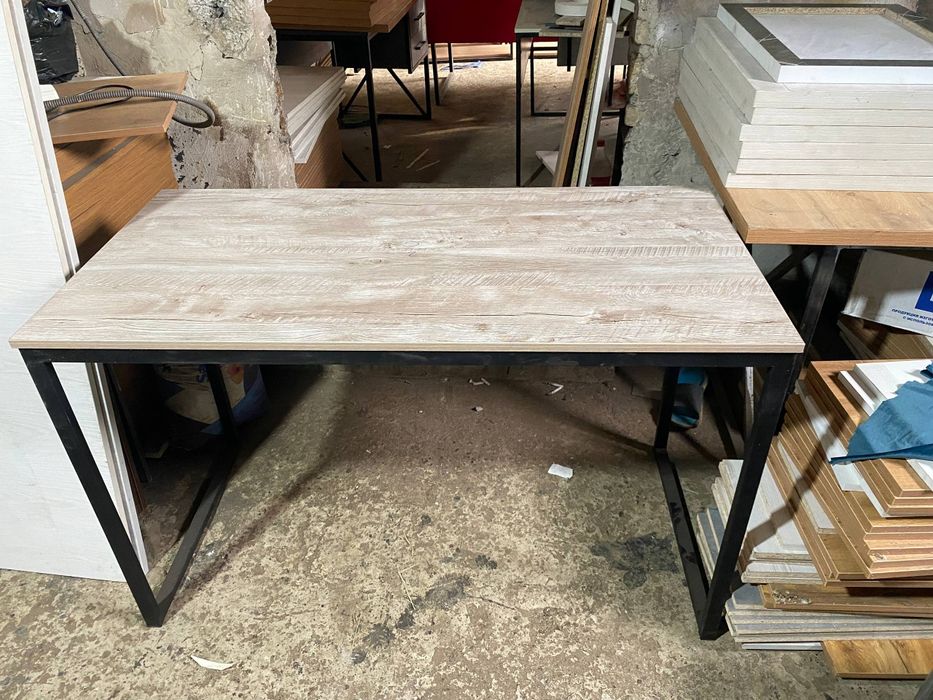 Stol loft parta sotiladi oʻlchamlari 120/60 balandligi 75