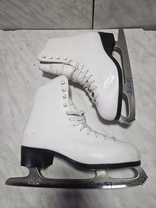 Patine 2051 gheata patinaj artistic CCM  marime eu 39  (25,5   cm)