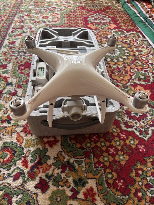 Дрон DJI Phantom 4