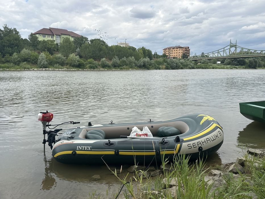 Barca cu motor usornegociabil